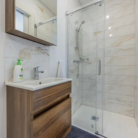 Apartament Sleek & Stylish 2br With Large Private Terrace - Close To Saint Julian's & Tigne Shopping Mall Sliema