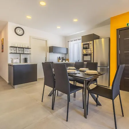 Sleek & Stylish 2br With Large Private Terrace - Close To Saint Julian's & Tigne Shopping Mall Appartement