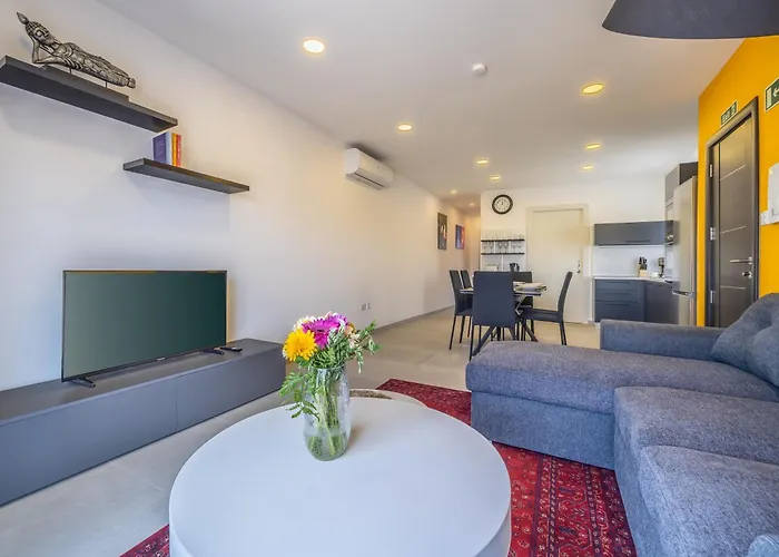 Sleek & Stylish 2br With Large Private Terrace - Close To Saint Julian's & Tigne Shopping Mall Appartement *