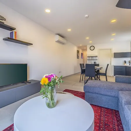 Sleek & Stylish 2br With Large Private Terrace - Close To Saint Julian's & Tigne Shopping Mall アパート *